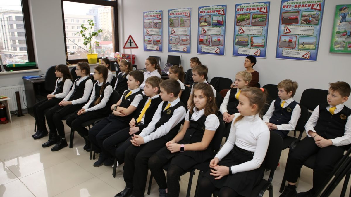 Юные инспектора движения начали изучать правила дорожного движения