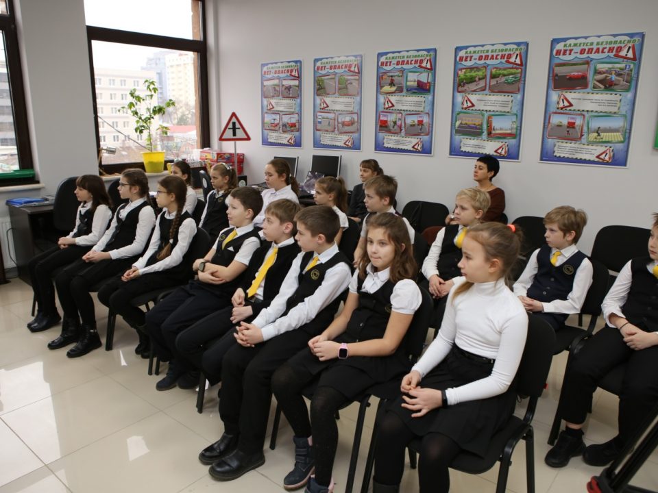 Юные инспектора движения начали изучать правила дорожного движения