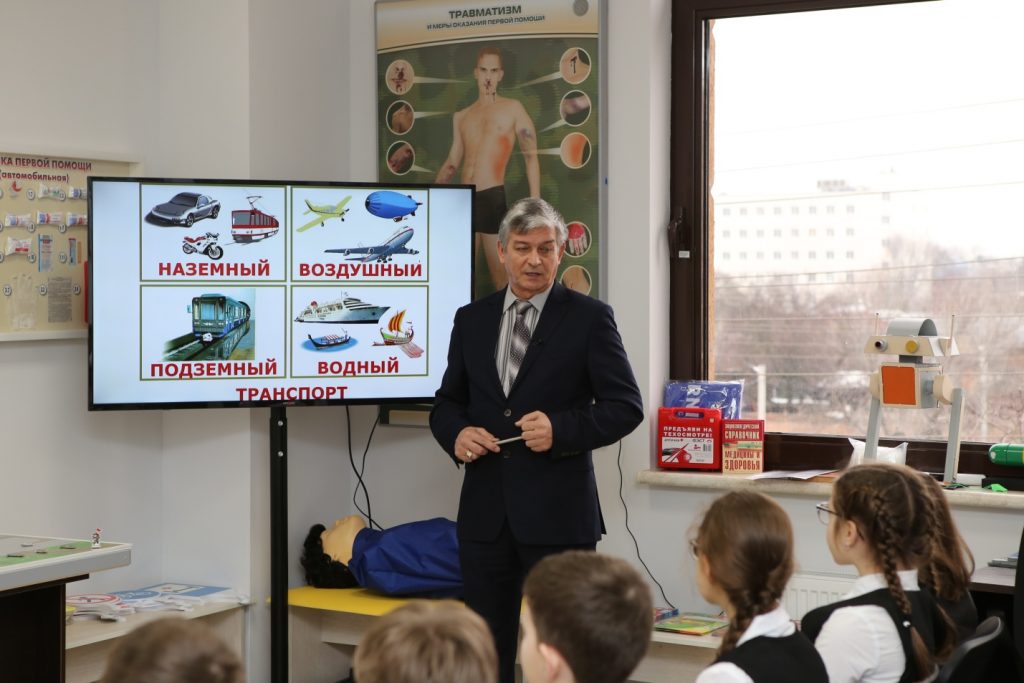 Юные инспектора движения начали изучать правила дорожного движения